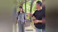 阿杜和妈妈来到蜂蜜厂，直接徒手就吃，被李佳当场念叨