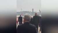 马斯克参加欢迎仪式的第一视角视频：黄仁勋满头白发走前面