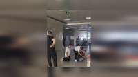 儿子带得重病的父亲到医院，父亲心疼钱坚决不肯治疗，儿子边下跪磕头边哭求父亲治病