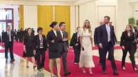 特朗普次子埃里克夫妇参观大会堂，身边没有保镖，全程喜笑颜开