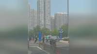 两男子当街打架 其中一人疑似被开瓢