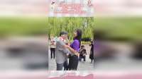 和年轻小姐姐跳舞，大爷一个动作，男人果然挂墙上才老实！