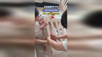 宝宝腿被栏杆卡住，不哭不闹还动手帮忙，网友：宝宝情绪好稳定啊