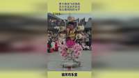 男子表演飞斧挑战，多次失误状况百出，观众看得捏把冷汗