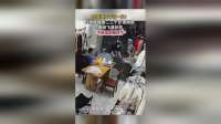 2岁娃碰倒二三十斤落地镜，母亲飞身扶住：不能压到我孩子