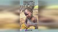 非洲宝宝坐着睡着了，不敢想象身上什么味，苍蝇飞到脸上不想走！