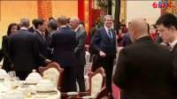 美国财长贝森特满脸笑容，绕桌巡视国宴菜品！