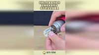 刀片剥电线操作，这样技术虽然牛，但不把安全放眼里！