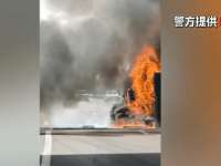 货车侧翻起火两位老人被困 小伙救人后留下手机并转账万元