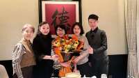 杨振宁离世7个月后，49岁翁帆携妈妈罕见露面，换了发型气质温婉