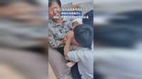 哥哥们放学回家直奔妹妹方向，跟她玩闹逗她开心
