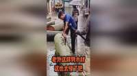 老外这样劈木材，这也太慢了吧？