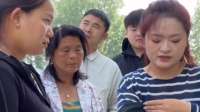 老太婆瞅准机会偷衣服，佩服她偷东西真溜
