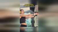 女子在国外射击场打枪，没想到弹壳弹进了衣服里面，网友：安全员拿枪的速度是真快