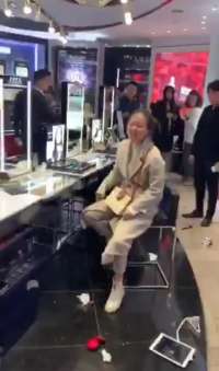 女子西单大悦城内无故砸化妆品