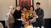 杨振宁遗孀带妈妈与友人聚餐，翁帆留短发气质温柔，素颜皮肤白皙