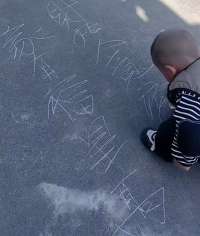 家里没一个写字好看的，2岁半娃却趴地写得一手好字，妈妈懵了