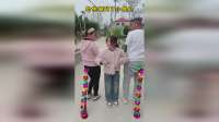 爸爸妈妈逛街不带我，给他俩贴个小尾巴
