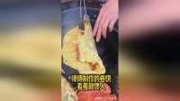 师傅制作的卷饼，看着就馋人！