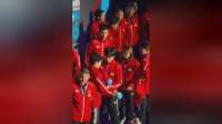 大合照，小石头被头哥推着站在中间