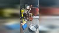 大爷拿活蛇泡酒，大蛇被强塞进酒罐，疯狂扭动身体想要逃