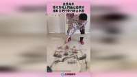 这是高手，原以为地上的画已经很好，谁料几把扫帚扫成山水画！