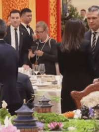 中方欢迎宴会现场视频流出:餐桌装饰天坛造型古香古色