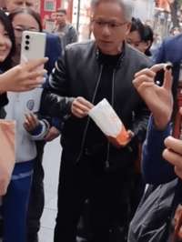 黄仁勋逛南锣鼓巷被围住拍照 拿出刚买的零食投喂粉丝