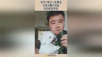 毛孩子和主人吃黄瓜，也是丝毫不挑食，吃的很是带劲！