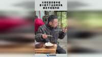 大哥吃饭光看手机，妻子看不下去这样爭执，都是手机惹的祸！
