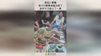 家庭小聚餐，孩子们都要准备动筷了，老爷子又給上了一课
