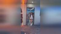 某台球俱乐部，多名年轻女助教一一展示风采