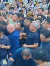 黄仁勋逛街围观的市民人山人海 热得脱掉皮衣