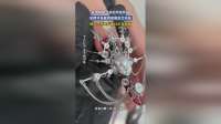 美甲师看学员的毕业作品，觉得学员做得更像是艺术品，网友：技术好而且还有创意