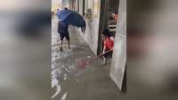 大暴雨积水淹教室 网友：还有个拿扫帚“抗洪”的