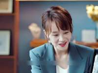 董事长无意间发现，眼前的女员工竟是自己失散多年的亲妹妹
