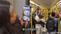 国外地铁男子突然唱歌，以为会被撵下车，没想到乘客瞬间加入合唱