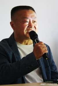 脚踩泥土 爱洒农家
