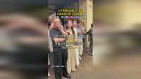 儿子新婚出嫁做上门女婿，父亲和亲人在门口扶额痛哭，网友：嫁儿是父母心中永远的痛