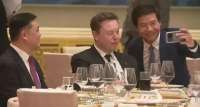 雷老板主动和马斯克合影。Photo from 新浪财经
