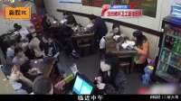 环卫工人请求店家热饭被拒绝，邻桌女士的举动，感动全国网友！