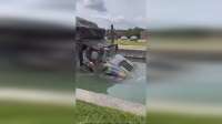 美军越野车涉水测试，引擎完全淹没照样行驶