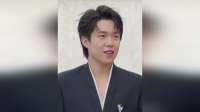 王楚钦穿黑色西装出席代言品牌线下活动 现场被球迷夸到不好意思