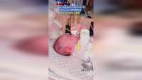 半夜起来看见宝宝自己在喝奶，喝完之后又继续睡回去