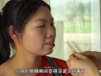 快看小丽穿上婚纱好漂亮的呀，都认不出来她了