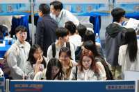 　　4月18日，求职者在湖南师范大学招聘会现场查看岗位需求。新华社记者 陈振海 摄