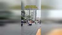 生活太苦男子摆摊创业，谁知竟拉了一车钞票在外行走，网友：财不外露，还是拿个蛇皮袋