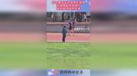 接力赛选手交接意外掉落，迅速用脚将棒踢回，极限救场堪称完美！