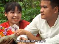 小丽的眼里的幸福都要溢出到屏幕外来了