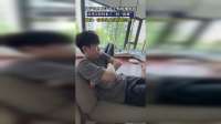 女子在男友手臂上贴蟑螂贴纸，给男友吓得来了一段“街舞”